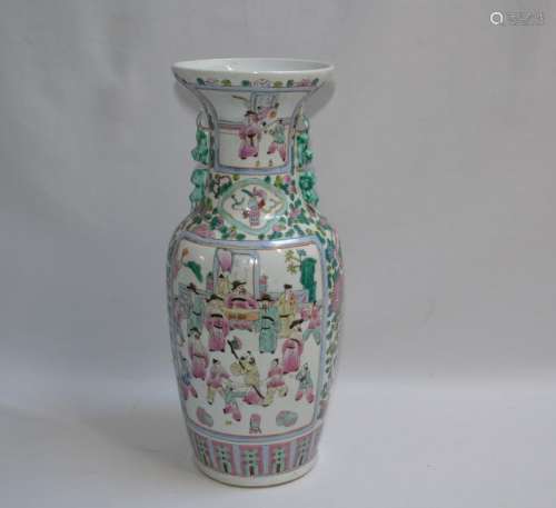 CHINE Vase en porcelaine de forme balustre à décor polychrom...