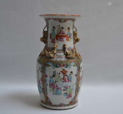 CHINE Canton Vase balustre en porcelaine à décor polychrome ...