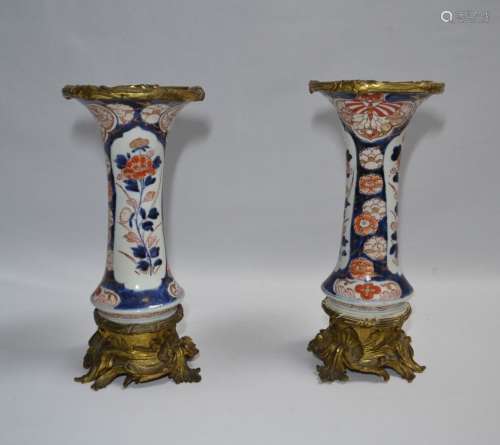 JAPON Paire de vases en porcelaine à décor Imari, les montur...