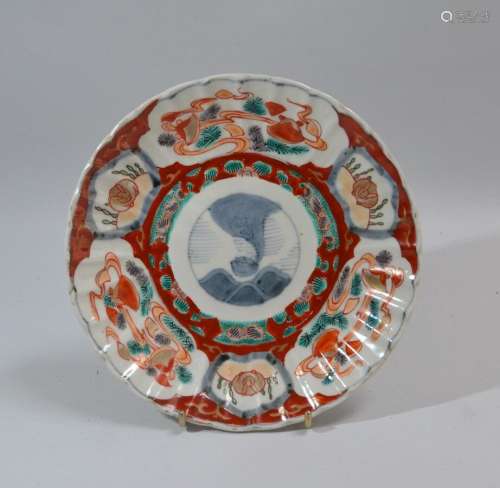 JAPON Assiette ronde en porcelaine à décor Imari D.: 22 cm
