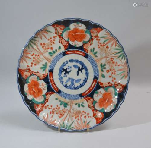 JAPON Plat rond en porcelaine à décor Imari D.: 30.5 cm