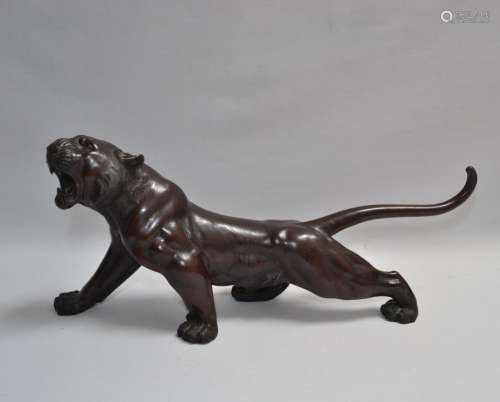 JAPON Tigre en bronze patiné, cachet au-dessous H.: 25.5 cm ...