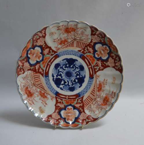 JAPON Plat rond en porcelaine à décor Imari D.: 31.5 cm (trè...