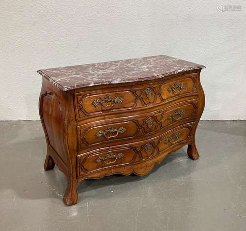 COMMODE en bois naturel sculpté et mouluré ouvrant à trois t...