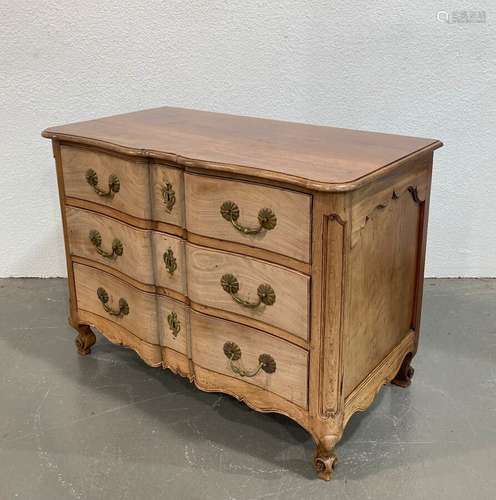 COMMODE NANTAISE en acajou sculpté et mouluré ouvrant à troi...