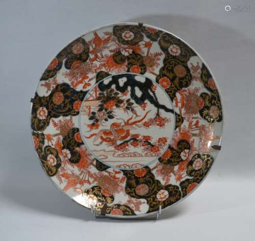 JAPON Grand plat rond en porcelaine à décor Imari D.: 48 cm