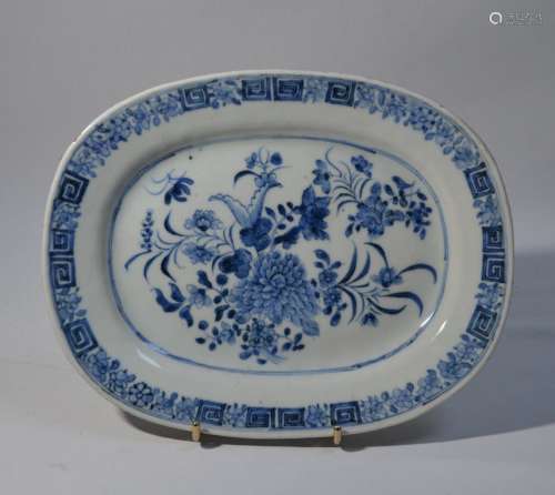 CHINE Plat ovale en porcelaine à décor bleu blanc de fleurs ...