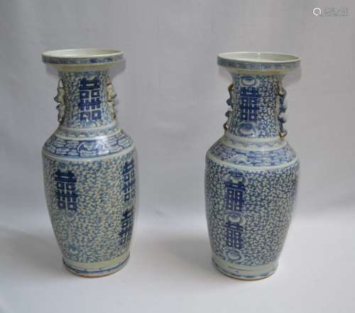 CHINE Deux vases pouvant former paire en porcelaine à décor ...