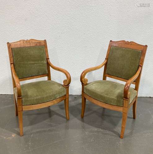 Paire de FAUTEUILS en bois naturel et bois de placage moulur...