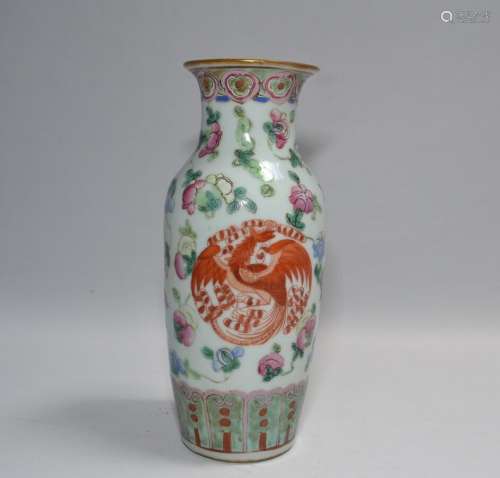 CHINE Vase balustre en porcelaine à décor polychrome et or H...