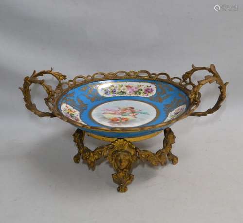 Genre de SEVRES Coupe en porcelaine à décor polychrome et or...