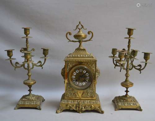 GARNITURE DE CHEMINEE en bronze comprenant une pendule et un...