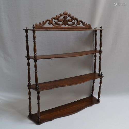 ETAGERE murale en bois mouluré à quatre plateaux H.: 83 cm l...