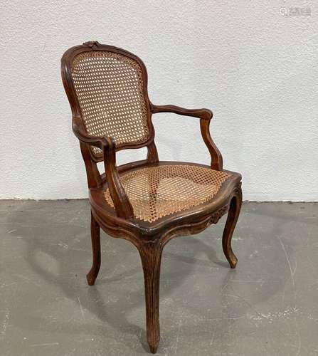 FAUTEUIL en bois naturel sculpté et mouluré, les assise et d...