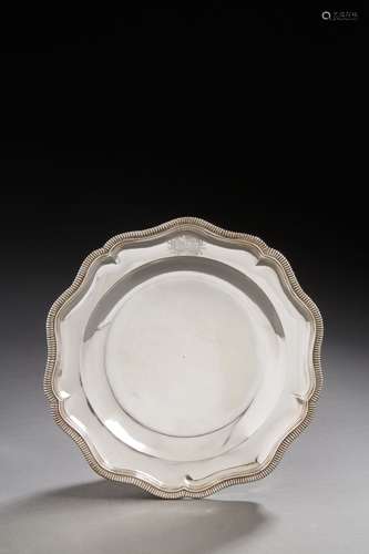 PARIS 1739 - 1740Assiette en argent à cinq contours moulurée...