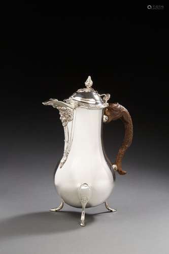 DIJON 1780Cafetière tripode en argent uni. Les pieds sabot a...