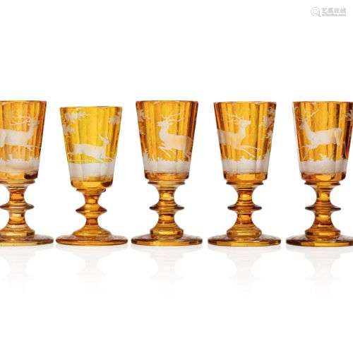 Ensemble de cinq verres en cristal de Bohême,