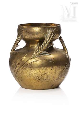 Léon KANN (1859 - 1925) Vase boule en bronze doré, à haut co...