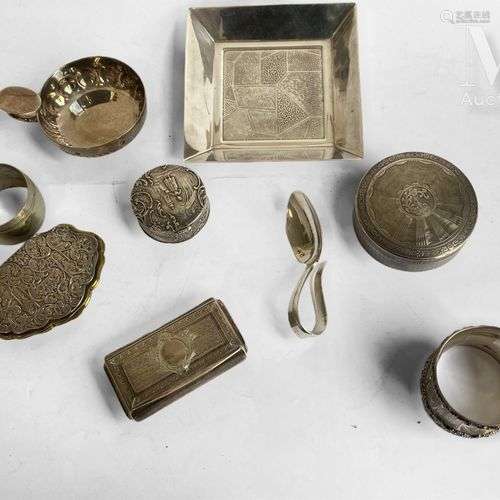 Ensemble de petits objets en argent et métal argenté compren...