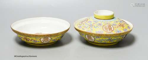 A pair of early 20th century Chinese famille jeune bowls and...