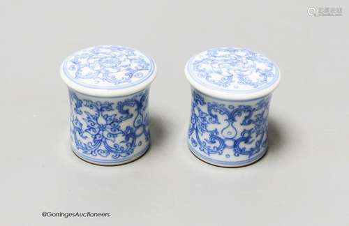 A pair of Chinese blue and white scroll ends, height 3.5cm