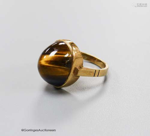 A 9ct and cabochon tiger's eye quartz set dress ring, size O...