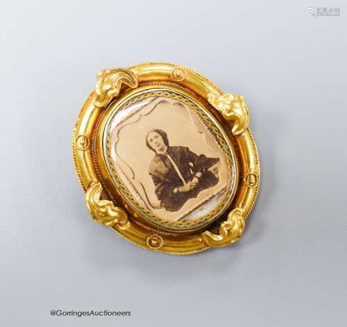 A Victorian yellow metal oval swivelling brooch, 49mm, gross...