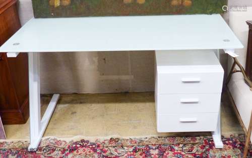 A contemporary white lacquer glass top kneehole desk, length...