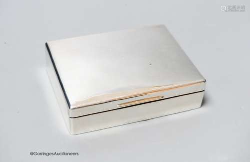 A George V silver mounted cigarette box, marks rubbed, Birmi...