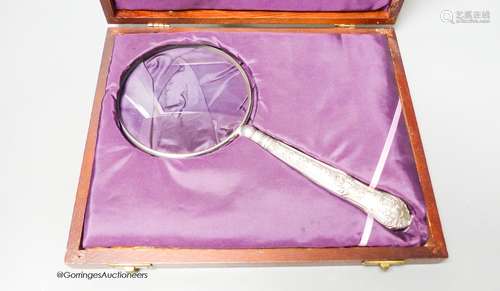 A cased large Edwardian silver handled magnifying glass, Hun...