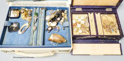 A quantity of assorted Victorian and later jewellery includi...