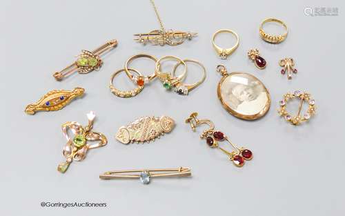 Mixed jewellery including a 9ct and gem set bug brooch, 47mm...