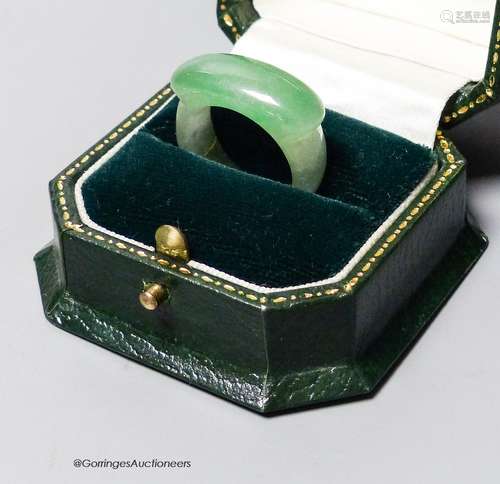 A Chinese jadeite ring, 19th/20th century,the carver skilful...