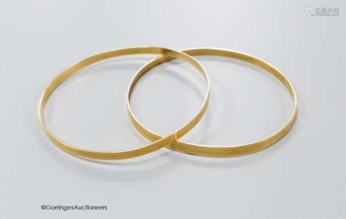 A pair of yellow metal bangles, stamped 18k, gross 18.1 gram...