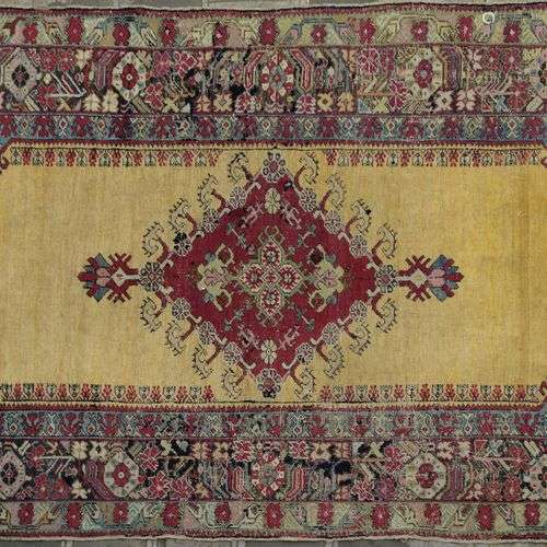 Tapis galerie, Iran XXe siècle À décor de fleurs sur fond d'...