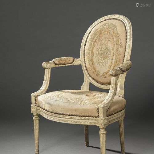 Fauteuil en bois mouluré, sculpté et relaqué (par dessus la ...