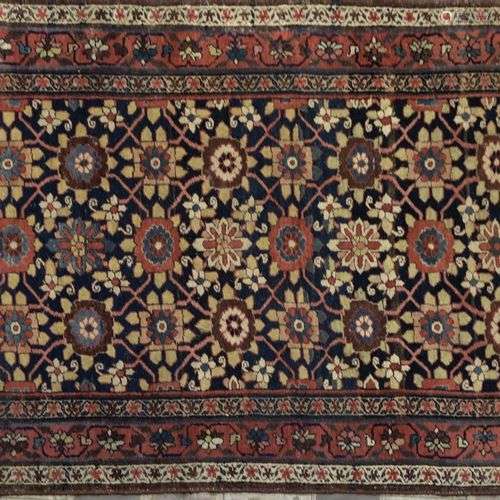 Tapis galerie, Iran XXe siècle À décor de fleurs sur fond bl...