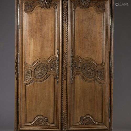 Armoire de mariage en chêne mouluré et richement sculpté, tr...