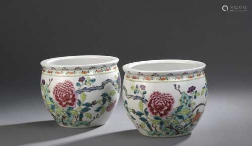 Chine , XIXe siècle Paire de cache-pots en porcelaine dans l...