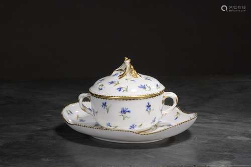 SEVRES, XVIIIe siècle, 1789 écuelle ronde couverte et son pl...