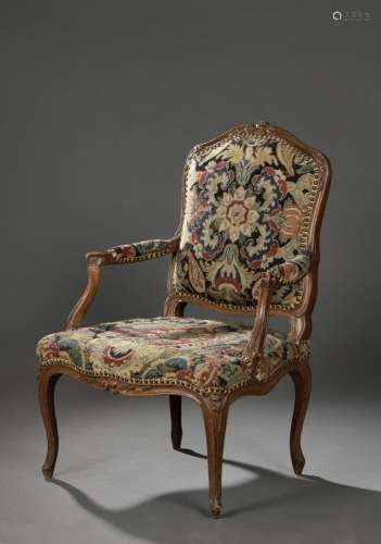 Fauteuil en bois mouluré et sculpté estampillé M. Cresson d'...