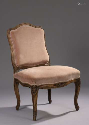 Chaise en bois mouluré et sculpté attribuée à Foliot d'époqu...