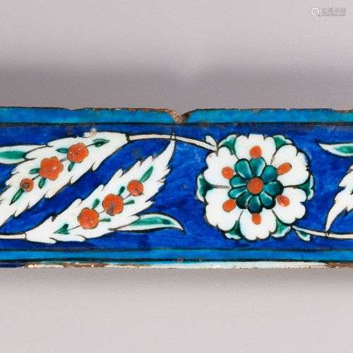 IZNIK Carreau de bordure de forme rectangulaire en céramique...