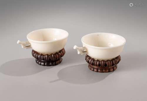 CHINE, période Kangxi, XVIIIe siècle Paire de petites tasses...