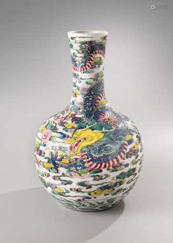 CHINE, XVIIIe siècle Vase Tianqiuping en porcelaine et émaux...