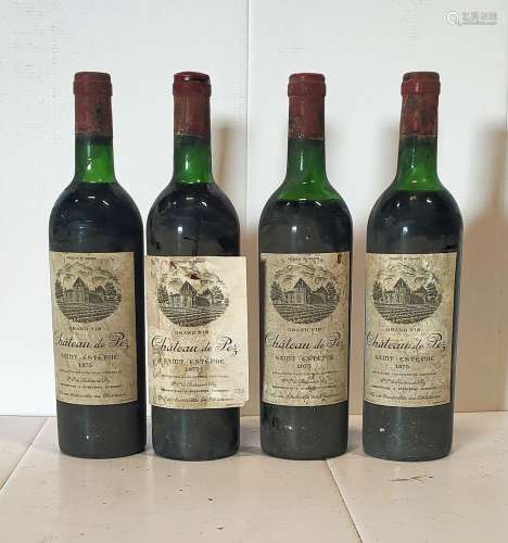4 bouteilles Château de PEZ 1975 Etiquettes tachées et légèr...