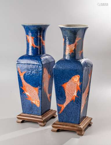 CHINE, marque et époque Kangxi Paire de vases quadrangulaire...