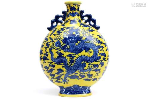 Vase chinois en porcelaine marqué d'un décor de dragons bleu...