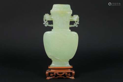 Vase chinois à couvercle en pierre verte - hauteur : 21,5 cm...