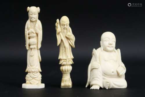 Lot van drie kleine Oosterse sculpturen in ivoor - hoogtes v...